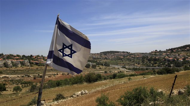 Bandera israelí izada en la colonia de Gush Etzion.