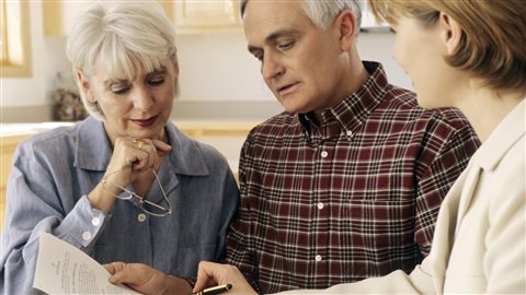 Un homme et une femme planifient leur retraite avec une conseillère.