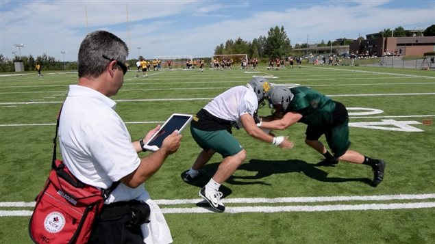 Jugadores del equipo Verde y Oro de la Universidad de Sherbrooke en entrenamiento.