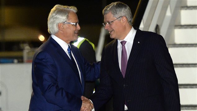 Stephen Harper (derecha) recibido por Gordon Campbell, Alto Comisionado de Canadá en el Reino Unido, a su llegada a Londres. 