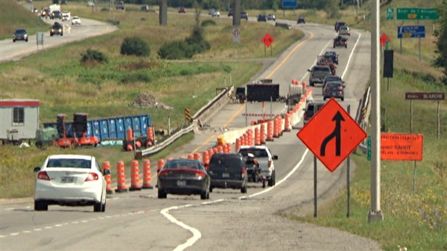 La circulation est réduite à une voie sur l'autoroute 50 est, à la hauteur de la rivière Blanche, en raison de travaux sur le pont au-dessus du cours d'eau. La circulation est réduite à une voie sur l'autoroute 50 est, à la hauteur de la rivière Blanche, en raison de travaux sur le pont au-dessus du cours d'eau.