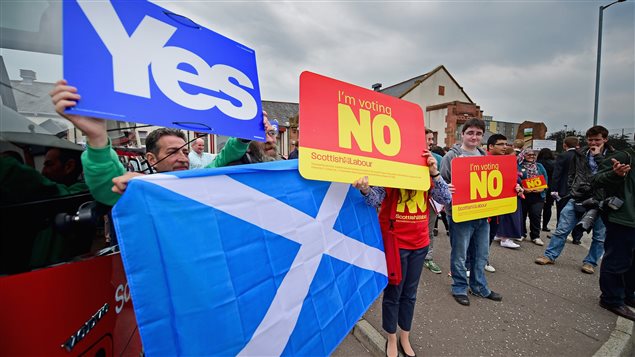 متظاهرون مؤيدون ومعارضون لاستقلال اسكتلندا ينتظرون انطلاق حملة زعيم حزب العمّال البريطاني  اد ميليباند الاستفتائيّة في بلانتاير في اسكتلندا في 4 أيلول سبتمبر 2014. 
