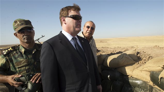 Le 14 septembre dernier en Irak : le ministre canadien des Affaires étrangères, John Baird, observe les positions de l'État islamique depuis un poste avancé kurde à Kalak.