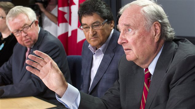 Les anciens premiers ministres Paul Martin et Joe Clark avec, au milieu, l'ex-chef de l'Assemblée des premières nations Ovide Mercredi