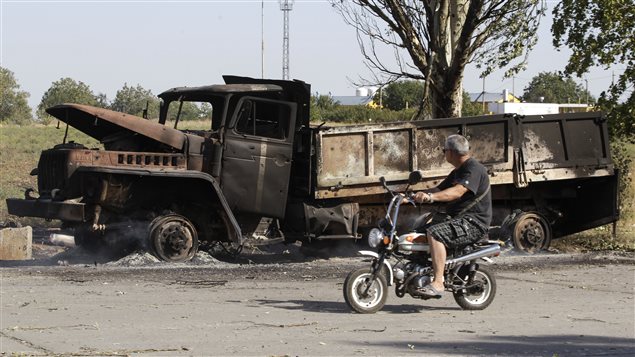 Un camion incendié à Marioupol, en Ukraine.