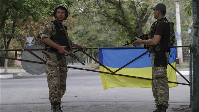 Des soldats montent la garde à Marioupol, dans l'est de l'Ukraine, le 7 septembre 2014. Des soldats montent la garde à Marioupol, dans l'est de l'Ukraine, le 7 septembre 2014.