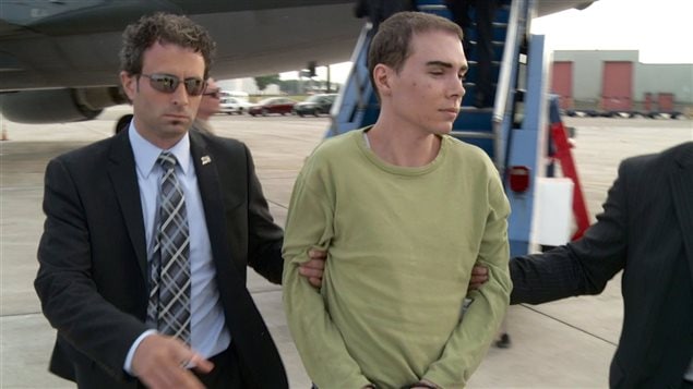 Luka Magnotta, escorté par des policiers, en juin 2012.