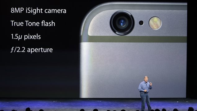 Phil Schiller, le vice-président marketing d'Apple, explique les caractéristiques de la caméra des nouveaux iPhones.