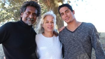 Lucie Pagé, entourée de son mari Jay Naidoo et de leur fils, Kami Naidoo-Pagé. 