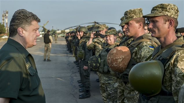 El presidente ucraniano Petro Porochenko visitando las tropas acantonadas en Marioupol el 8 de septiembre 2014.