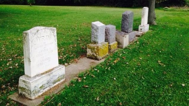  Il ne reste que cinq pierres tombales levées dans le cimetière noir dit « des Smith » à Tecumseh dans le Sud-ouest ontarien. 