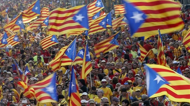 Des manifestants demandent la tenue d'un référendum sur l'indépendance de la Catalogne.
