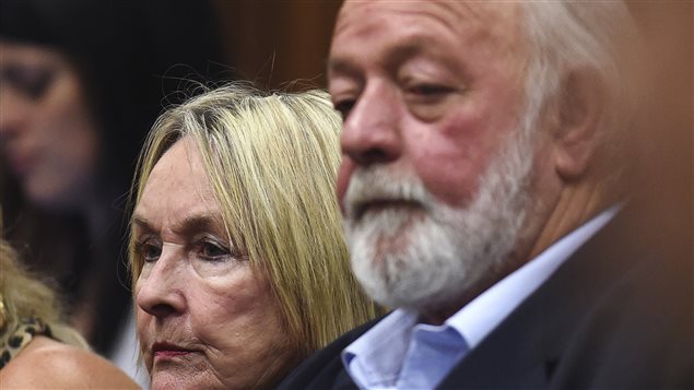 Los padres de Reeva Steenkamp, June y Barry Steenkamp, asistieron a la lectura del veredicto.
