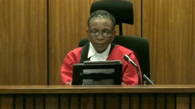 La jueza Thokozile Masipa leyendo el verdicto de Oscar Pistorius.