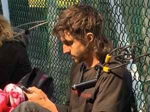 Un petit groupe de manifestants se sont enchaînés au terminal Westridge de la pétrolière Kinder Morgan.