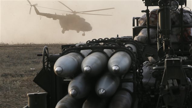 Un hélicoptère de l'armée ukrainienne survole ses positions dans la région de Donetsk.
