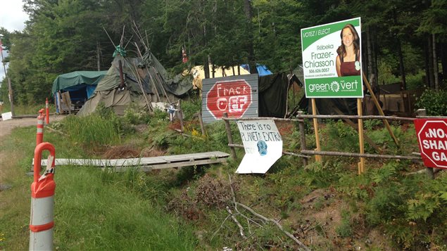 Campement de militants anti-gaz de schiste dans Kent-Nord avec affiche du Parti vert