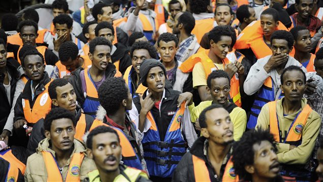 Migrantes rescatados por la marina italiana.