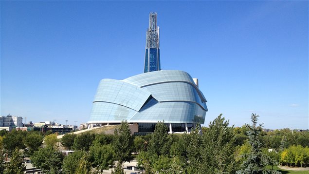 Le bâtiment en pierre d'un peu plus de 24 000 mètres carrés est couronné d'une structure de 23 étages en verre, la Tour de l'espoir. Il est l'oeuvre de l'architecte américain Antoine Predock. La structure de verre, de pierre et de béton à tout pour devenir un emblème architectural pour la capitale manitobaine et peut-être même pour le pays entier.