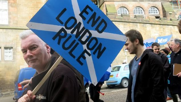 Manifestante en favor de la independencia el 15 de marzo 2014 en Edimburgo, Escocia.