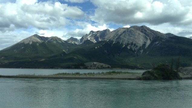 Un lac et des montagnes dans les Rocheuses