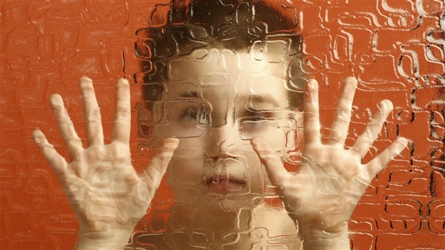 Le spectre de l'autisme est très large, des individus qui ne communiquent pas du tout verbalement à ceux qui ont des habiletés exceptionnelles dans une sphère précise. Le spectre de l'autisme est très large, des individus qui ne communiquent pas du tout verbalement à ceux qui ont des habiletés exceptionnelles dans une sphère précise.