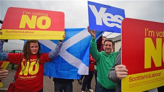 مناصرون لاستقلال اسكتلندا ومعارضون له في بلانتاير في اسكتلندا في الرابع من الشهر الجاري  