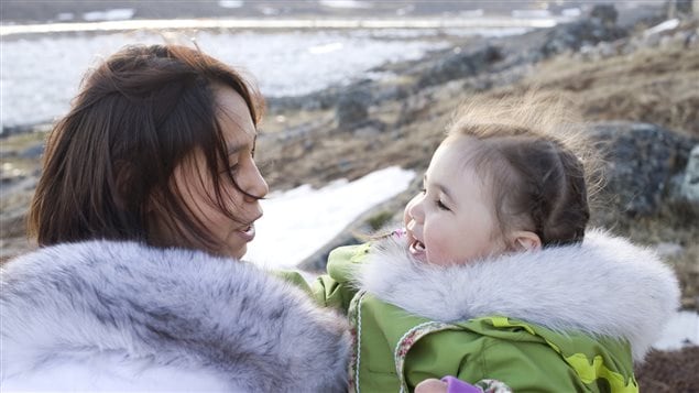 Une mère et sa fille sur l'île de Baffin au Nunavut