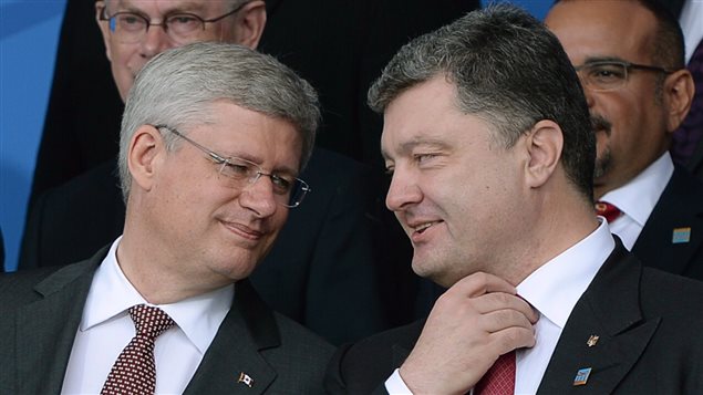 乌克兰总统波罗申科（右）九月初在北约峰会上与哈珀会面。