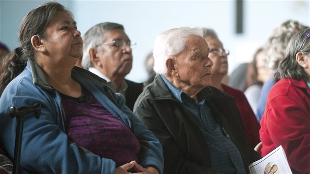 Miembros de la comunidad indígena mohawk de Kahnawake durante la canonización de Kateri Tekakwitha en 2012.