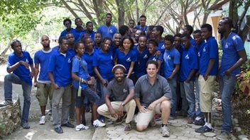 Le directeur du Ciné Institue de Jacmel en Haïti, Maxence Bradley avec à sa droite le professeur Ebby Angel Louis. ils sont entourés des étudiants de la promotion 2013 - 2015 du Ciné Institute.