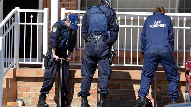 Agentes de la policía australiana buscando pruebas en el sector de Guildford, Sídney. 