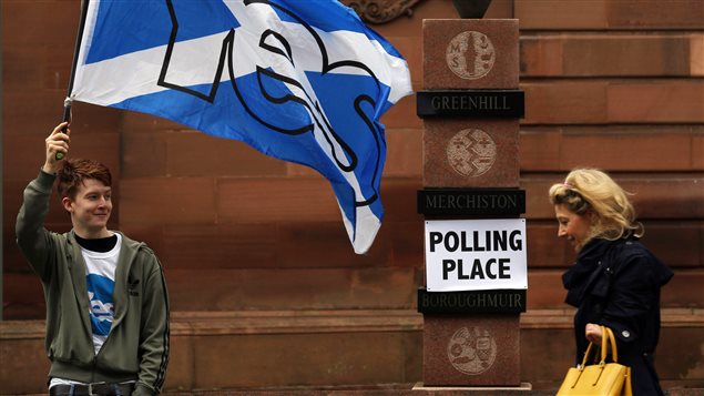 Le 18 septembre 2014 à Edimbourg, une femme s'apprête à aller voter lors du référendum sur l'indépendance de l'Écosse. Pour ce faire, elle doit croiser un partisan du Oui.