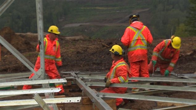 عمال في ورشة شلالات موسكرات (Muskrat Falls) التابعة لمشروع "لووِر تشرشل" (Lower Churchill) الكهرومائي في مقاطعة نيوفاوندلاند ولابرادور في أقصى الشرق الكندي (أرشيف)