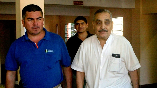 Le Dr Norberto Bianco (à dr.) fait partie des médecins accusés de crimes humanitaires en Argentine, dans cette histoire des 500 bébés enlevés à leur mère par les militaires sous la dictature des années 70 et 80. Le Dr Norberto Bianco (à dr.) fait partie des médecins accusés de crimes humanitaires en Argentine, dans cette histoire des 500 bébés enlevés à leur mère par les militaires sous la dictature des années 70 et 80.