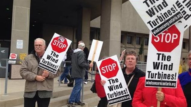 Des résidents s'opposant en septembre dernier devant le palais de justice de la ville de London en Ontario à deux projets d'éoliennes .