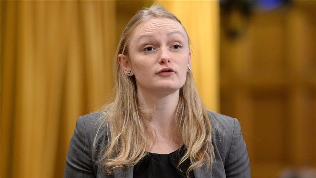 La députée néo-démocrate Charmaine Borg pose une question à la Chambre des communes, à Ottawa. 