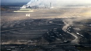 L'usine Syncrude de pétrole lourd tout près de Fort McMurray dans la province de l'Alberta.
