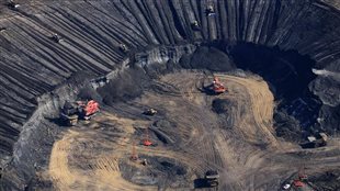 Vue aérienne de la mine Syncrude Aurora de sables bitumineux dans la forêt boréale au nord de Fort McMurray.
