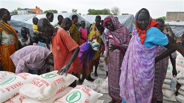 Des réfugiés à un point de distribution de nourriture au Soudan du Sud