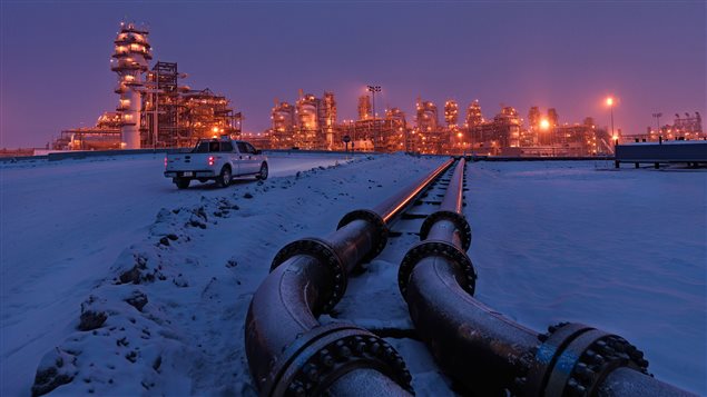 Une usine de sables bitumineux, située à environ 75 km au nord-est de Fort McMurray en Alberta.