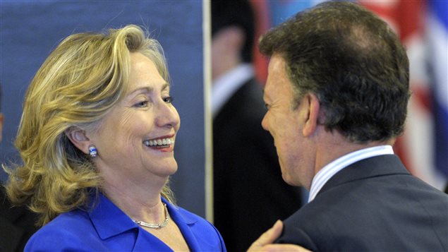 La Secretaria de Estado estadounidense Hillary Clinton saluda a Juan Manuel Santos en Naciones Unidas.