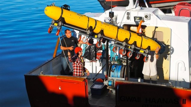Un véhicule sous-marin autonome de l'Université de Victoria va être mis à l'eau depuis un navire de Parcs Canada.
