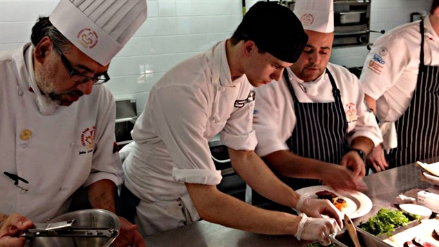 Le jeune Gatinois Dominique Roy (au centre) participera aux Jeux olympiques culinaires d'Allemagne avec l'équipe canadienne, en 2016. Le jeune Gatinois Dominique Roy (au centre) participera aux Jeux olympiques culinaires d'Allemagne avec l'équipe canadienne, en 2016.