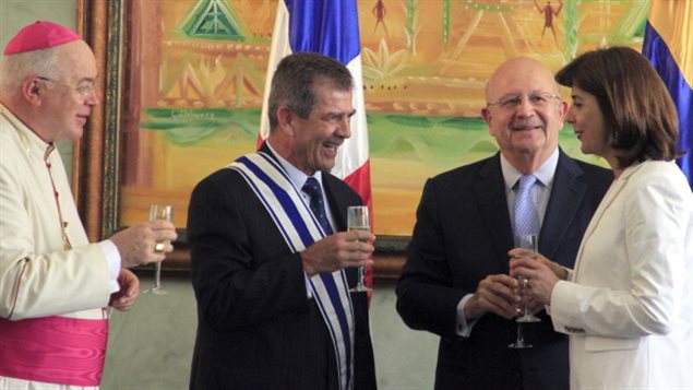 El nuncio apostólico en República Dominicana Jozef Wesolowski; el embajador colombiano en República Dominicana, general (r) Mario Montoya; el ministro dominicano de Relaciones Exteriores, Carlos Morales Troncoso y la ministra colombiana de Relaciones Exteriores, María Ángela Holguin en Santo Domingo el 12 de agosto de 2011.