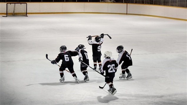 <i>Numéro 6</i> d'Hervé Bouchard est l’histoire d’un personnage portant ce numéro dans le hockey mineur. <i>Numéro 6</i> d'Hervé Bouchard est l’histoire d’un personnage portant ce numéro dans le hockey mineur.