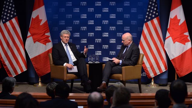 Le premier ministre du Canada, Stephen Harper, en compagnie de l'éditeur du Wall Street Journal, Jerry Baker.