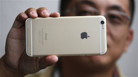Un propriétaire de iPhone 6 exhibe son nouvel appareil.