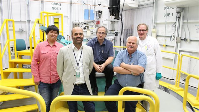 De izquierda a derecha,  Xiaojie Luan estudiante de doctorado; Juan Ianowski (Ph.D);  Georg Belev (Ph.D) científico del synchrotron; Dean Chapman (Ph.D) especialista en synchrotron y Tomasz Wysokinski (Ph.D) científico del synchrotron.