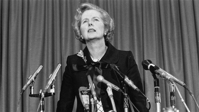 Margaret Thatcher lors d'une conférence de presse en 1975 Margaret Thatcher lors d'une conférence de presse en 1975